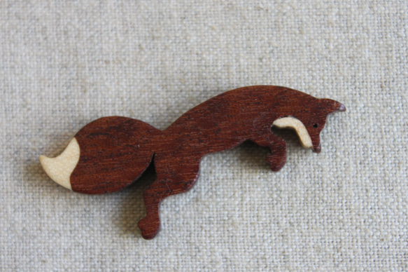 ジャンプしているキツネ木製アクセサリー（セミオーダー） 5枚目の画像