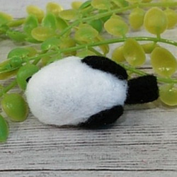 羊毛フェルトのふわふわシマエナガ＊癒しの手のひらストラップ      oh-02548 5枚目の画像