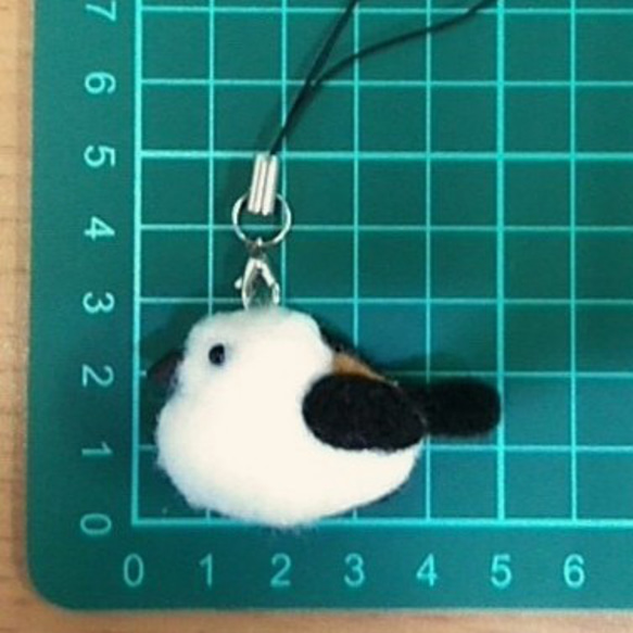 羊毛フェルトのふわふわシマエナガ＊癒しの手のひらストラップ      oh-02548 9枚目の画像