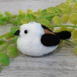 羊毛フェルトのふわふわシマエナガ＊癒しの手のひらストラップ      oh-02548 4枚目の画像