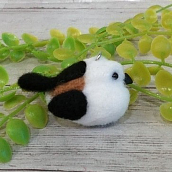 羊毛フェルトのふわふわシマエナガ＊癒しの手のひらストラップ      oh-02548 3枚目の画像