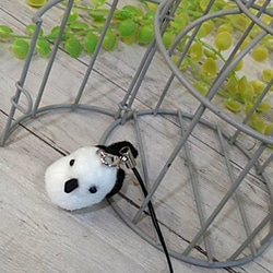 羊毛フェルトのふわふわシマエナガ＊癒しの手のひらストラップ      oh-02548 2枚目の画像