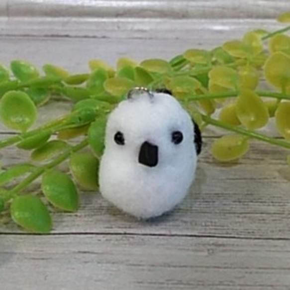 羊毛フェルトのふわふわシマエナガ＊癒しの手のひらストラップ      oh-02548 1枚目の画像