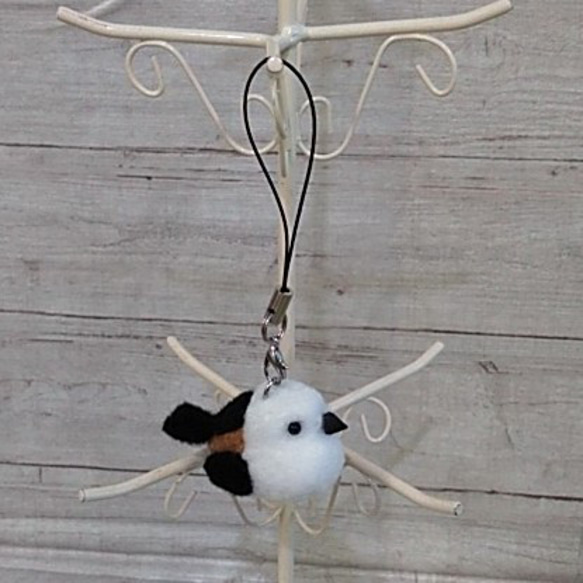 羊毛フェルトのふわふわシマエナガ＊癒しの手のひらストラップ      oh-02548 7枚目の画像