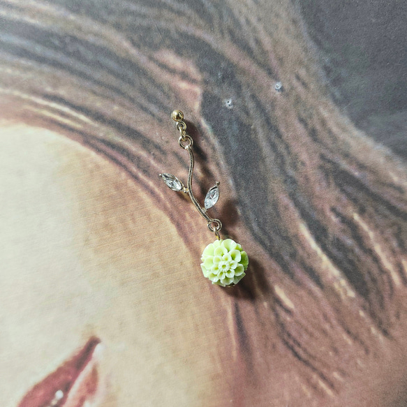 ダリアの花❀うぐいす色 ポストピアス A級ガラス♡ハンドメイド No.947 3枚目の画像