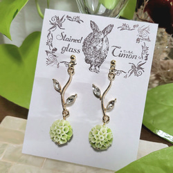 ダリアの花❀うぐいす色 ポストピアス A級ガラス♡ハンドメイド No.947 1枚目の画像