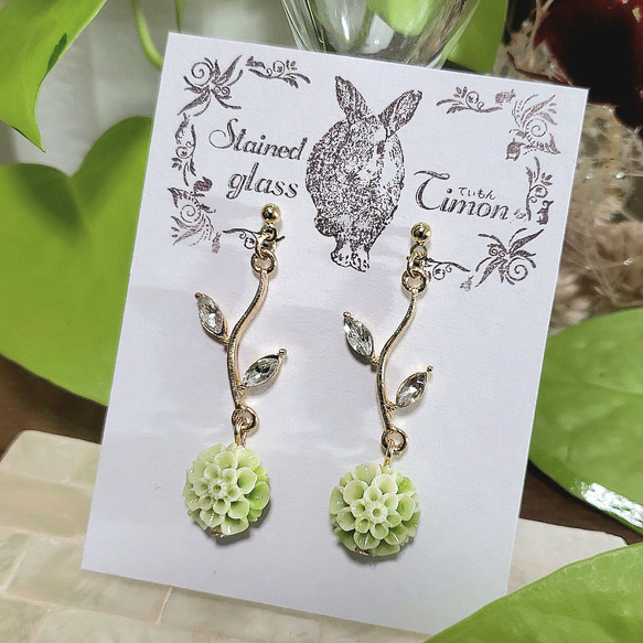 ダリアの花❀うぐいす色 ポストピアス A級ガラス♡ハンドメイド No.947 1枚目の画像