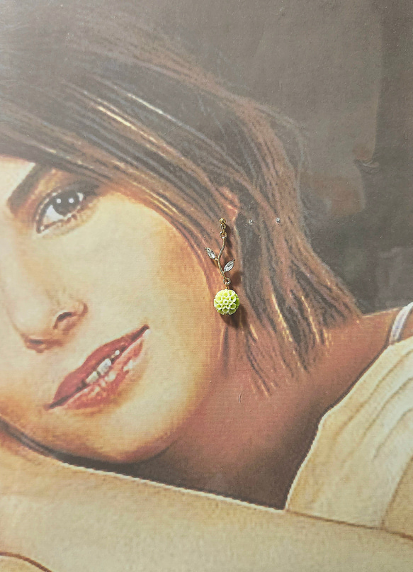 ダリアの花❀うぐいす色 ポストピアス A級ガラス♡ハンドメイド No.947 2枚目の画像