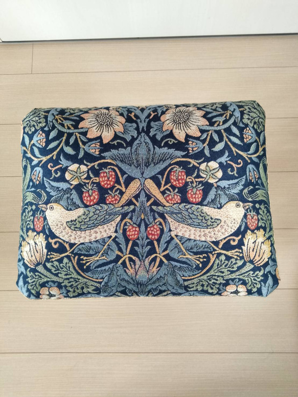 昭和スツール【張替未使用品】ウィリアムモリス・いちご泥棒 2枚目の画像