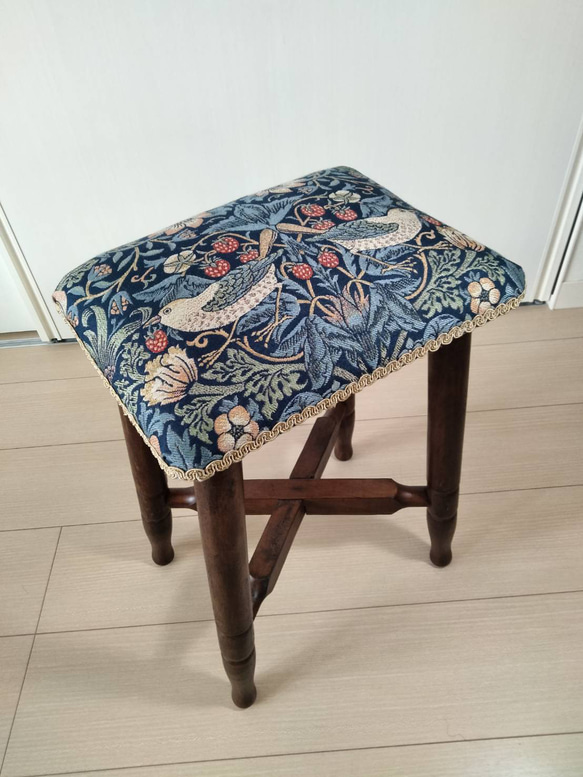 昭和スツール【張替未使用品】ウィリアムモリス・いちご泥棒 1枚目の画像