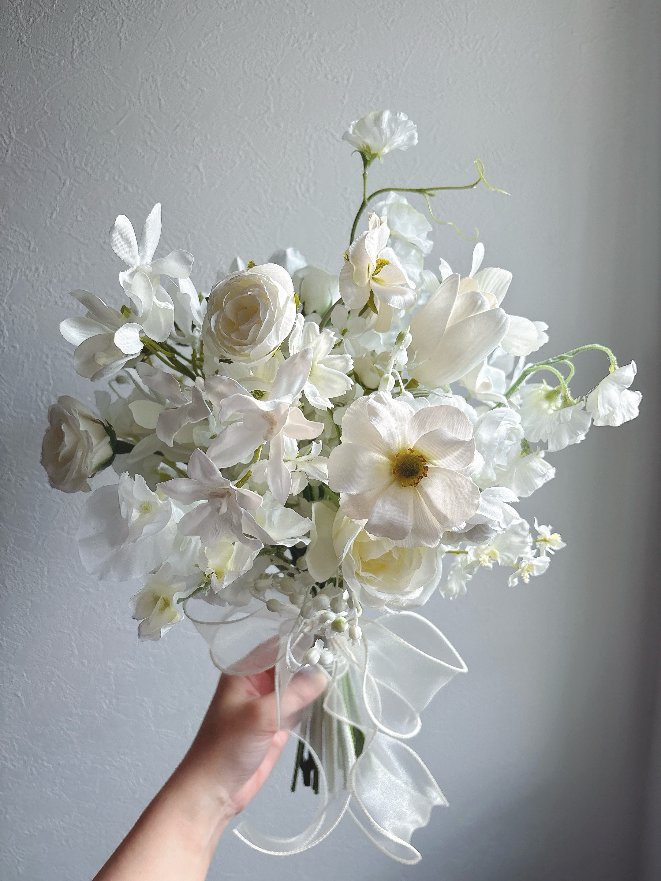 純白バタフライラナンキュラスとスイートピーのウェディングブーケNO.2  ブートニアセット