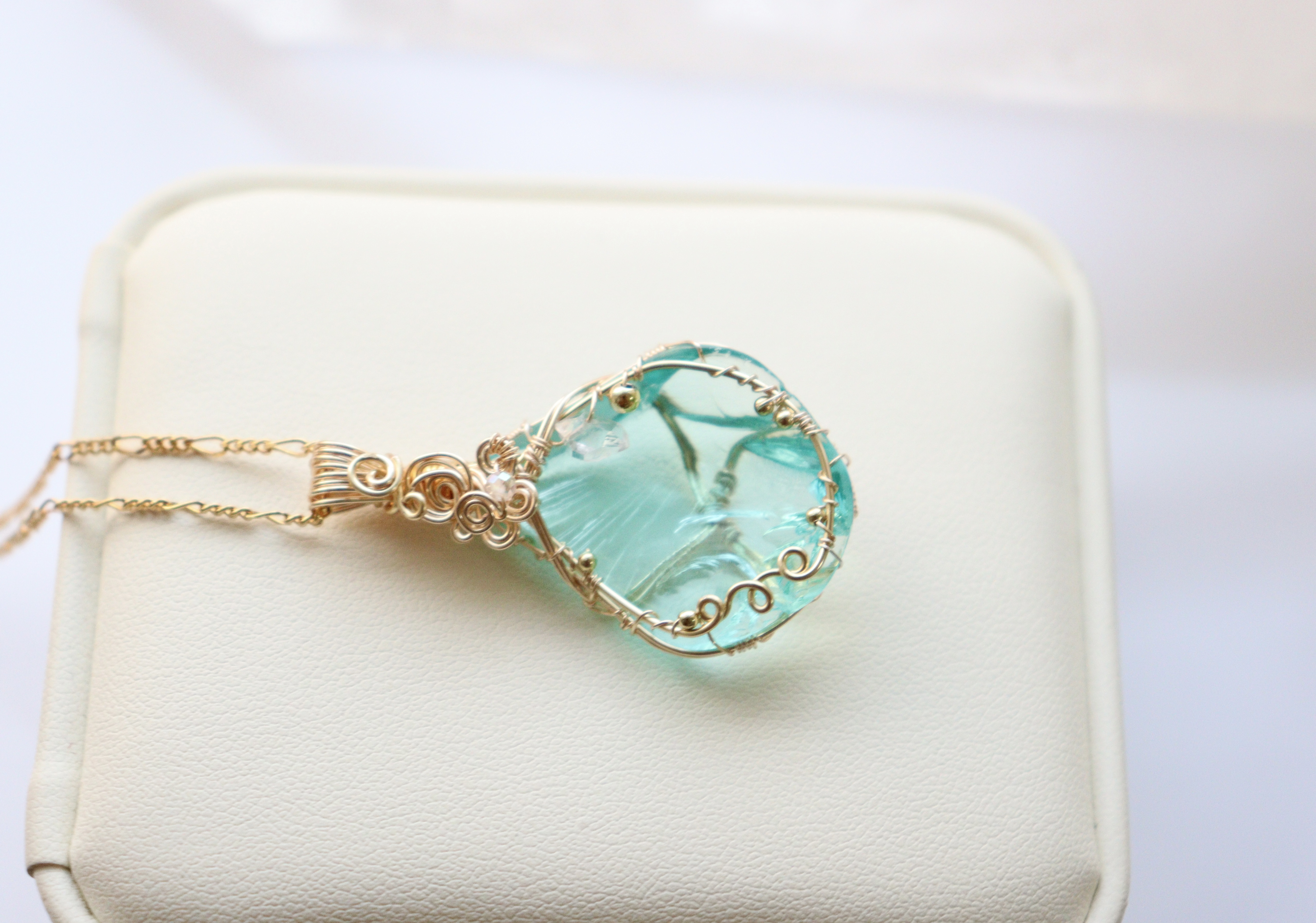 シアンエンジェル︎︎︎︎⟡アンダラクリスタルのワイヤージュエリーネックレス︎︎⟡フラワーモチーフペンダント