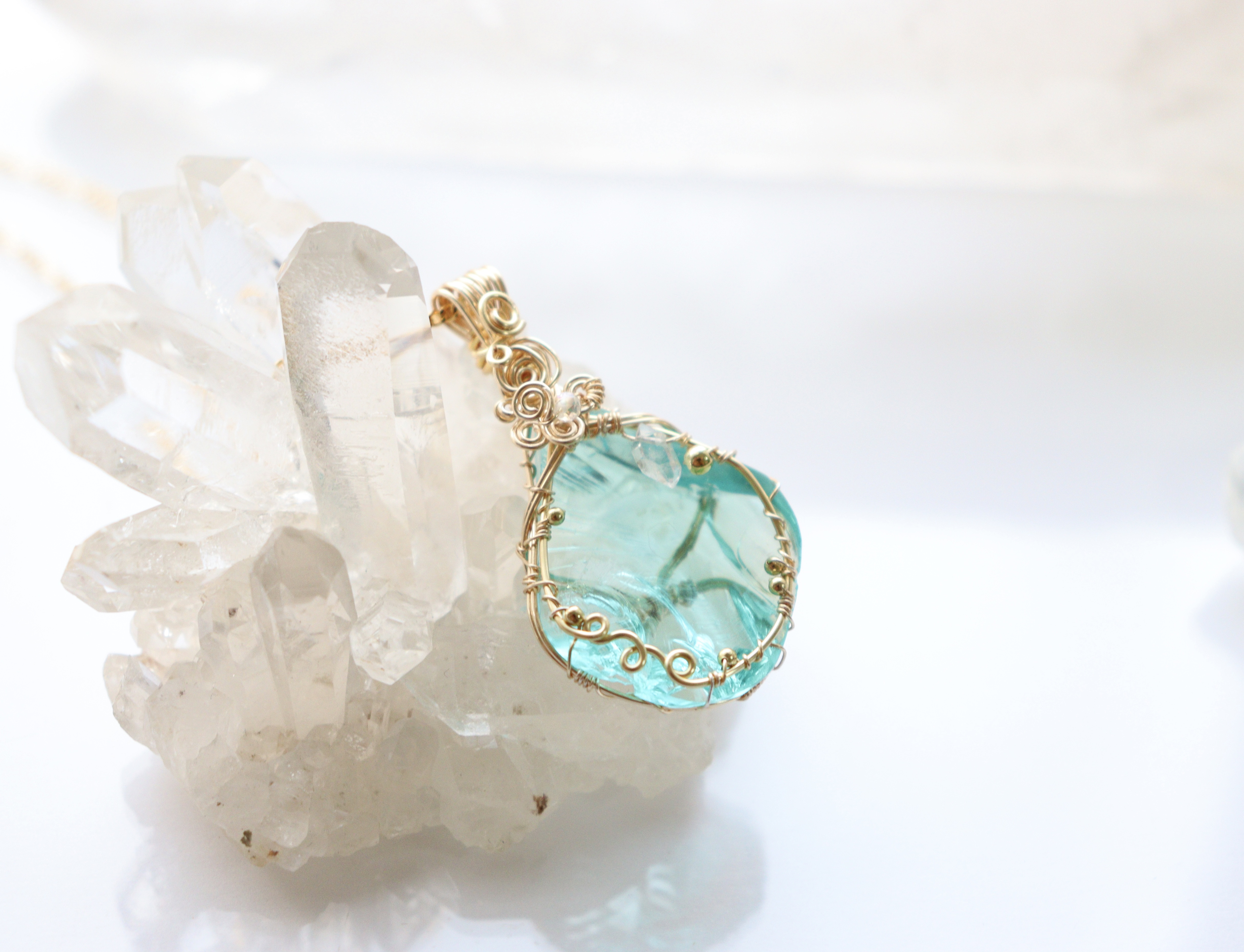 シアンエンジェル︎︎︎︎⟡アンダラクリスタルのワイヤージュエリーネックレス︎︎⟡フラワーモチーフペンダント