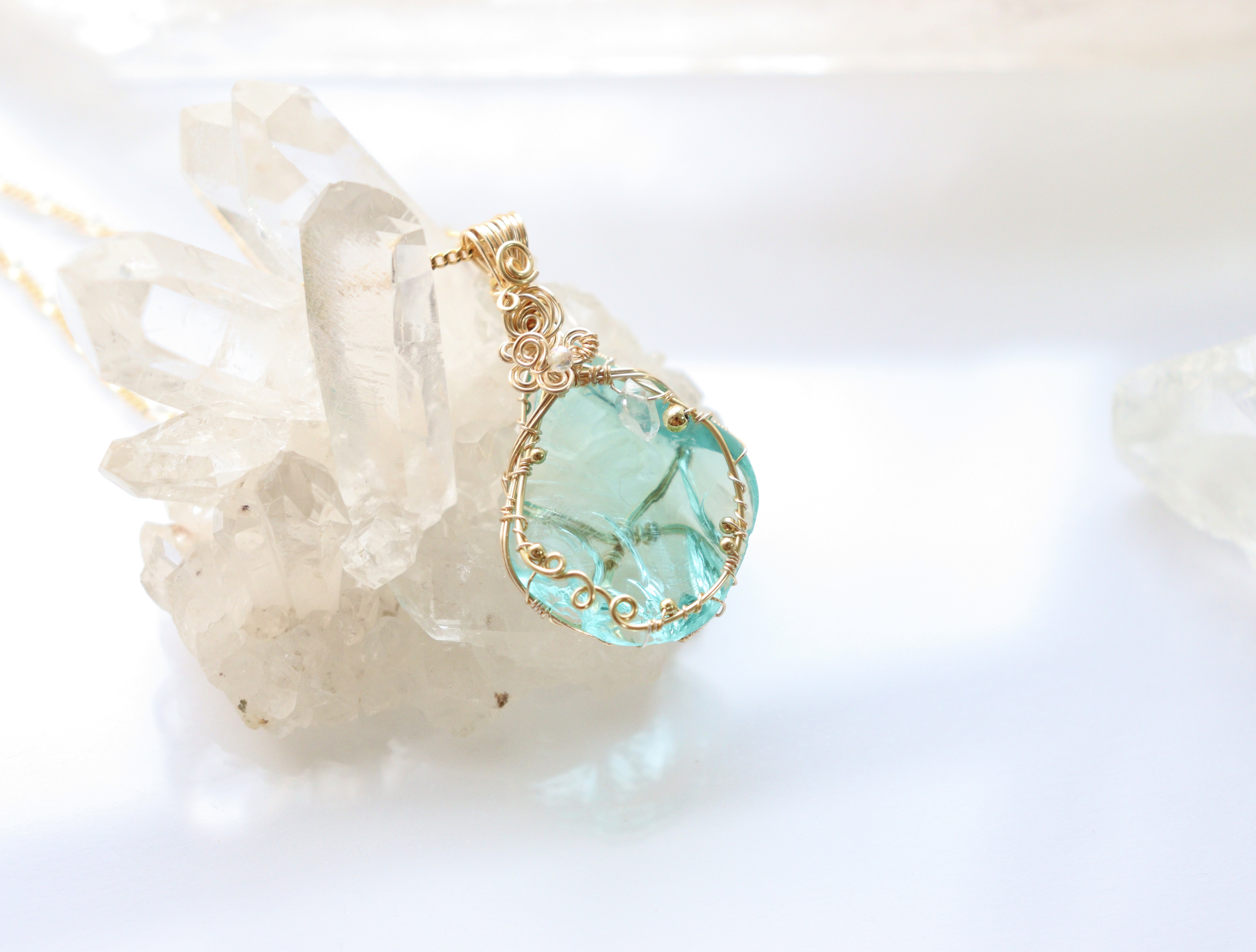 シアンエンジェル︎︎︎︎⟡アンダラクリスタルのワイヤージュエリーネックレス︎︎⟡フラワーモチーフペンダント