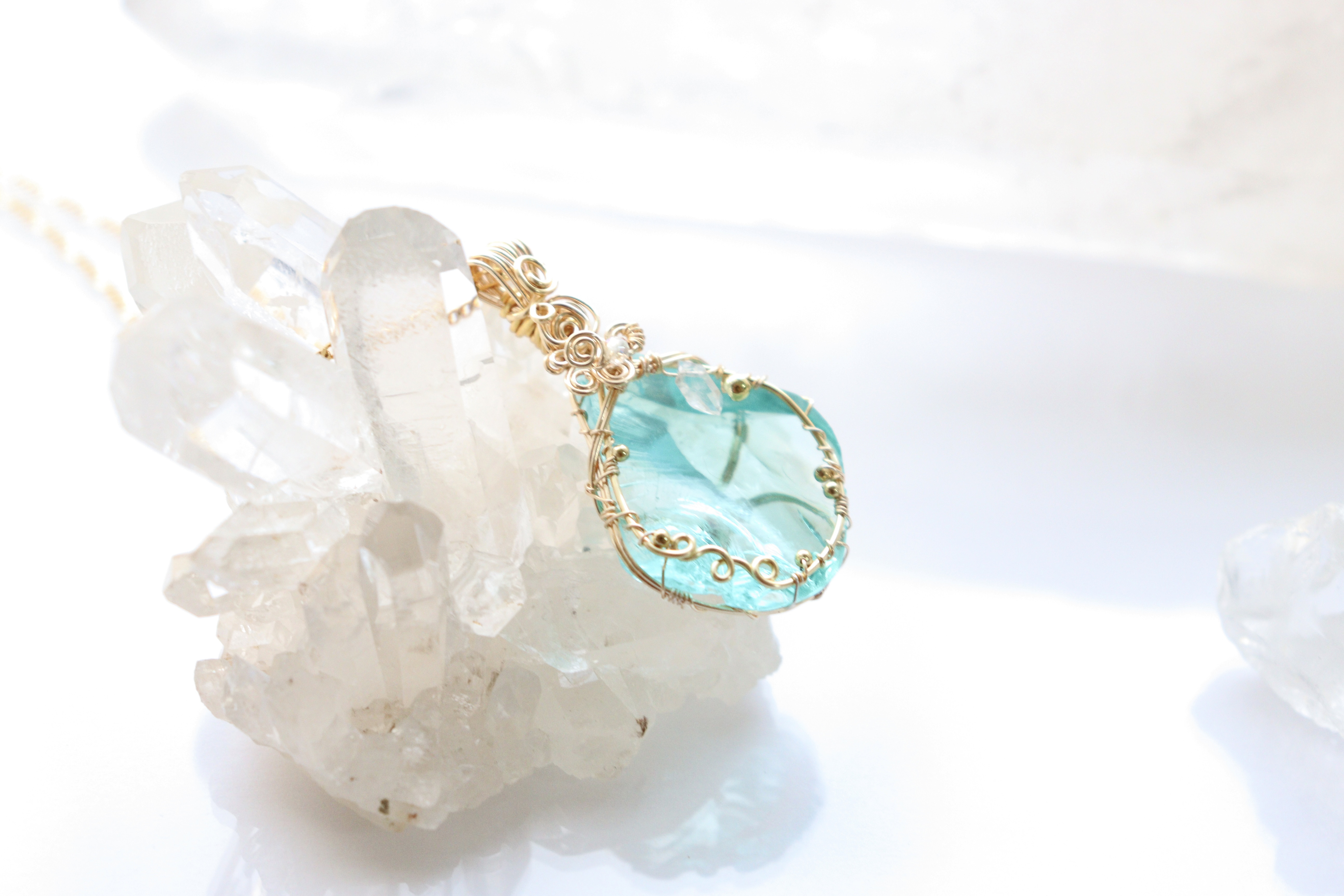 シアンエンジェル︎︎︎︎⟡アンダラクリスタルのワイヤージュエリーネックレス︎︎⟡フラワーモチーフペンダント