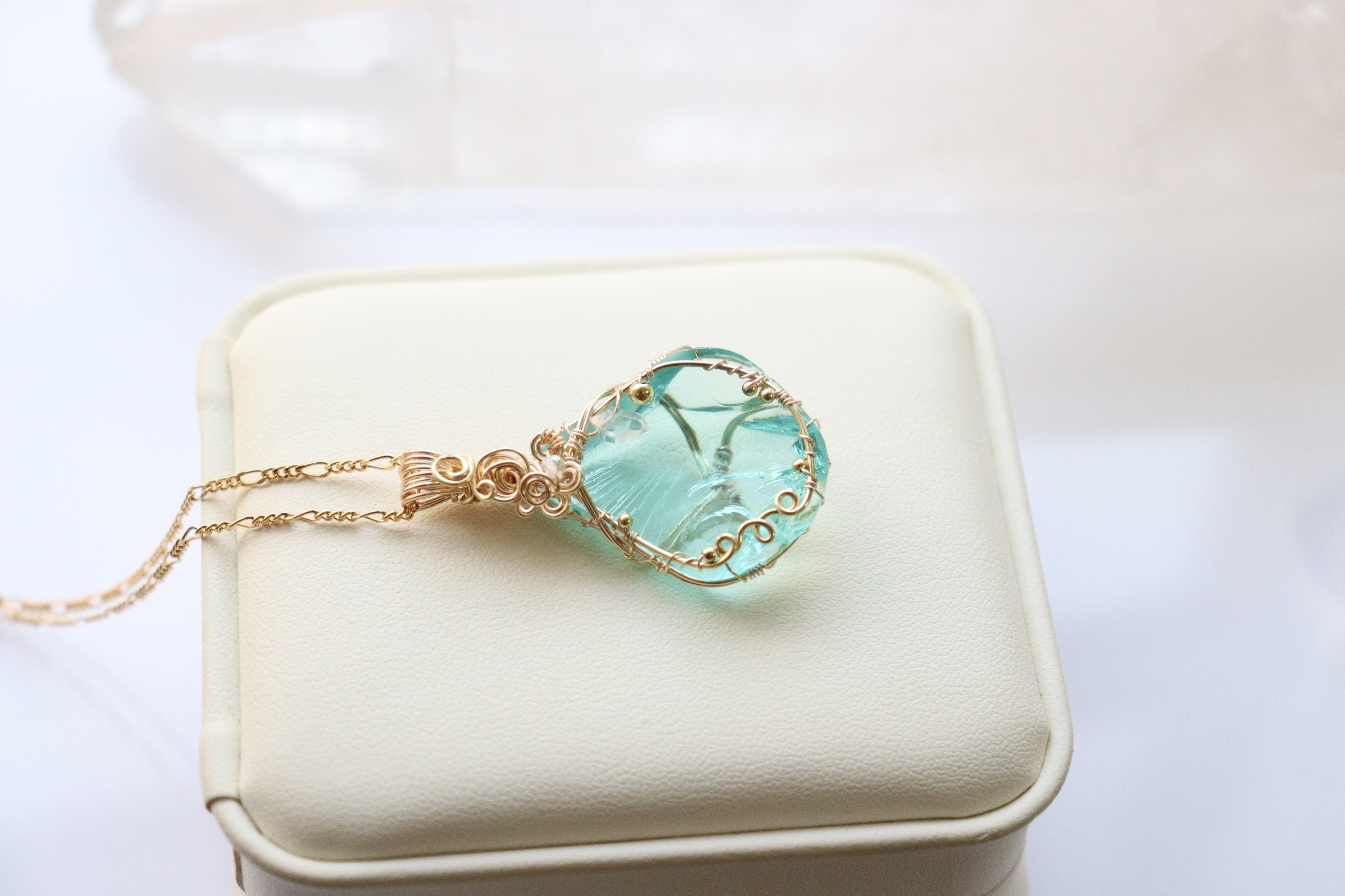 シアンエンジェル︎︎︎︎⟡アンダラクリスタルのワイヤージュエリーネックレス︎︎⟡フラワーモチーフペンダント