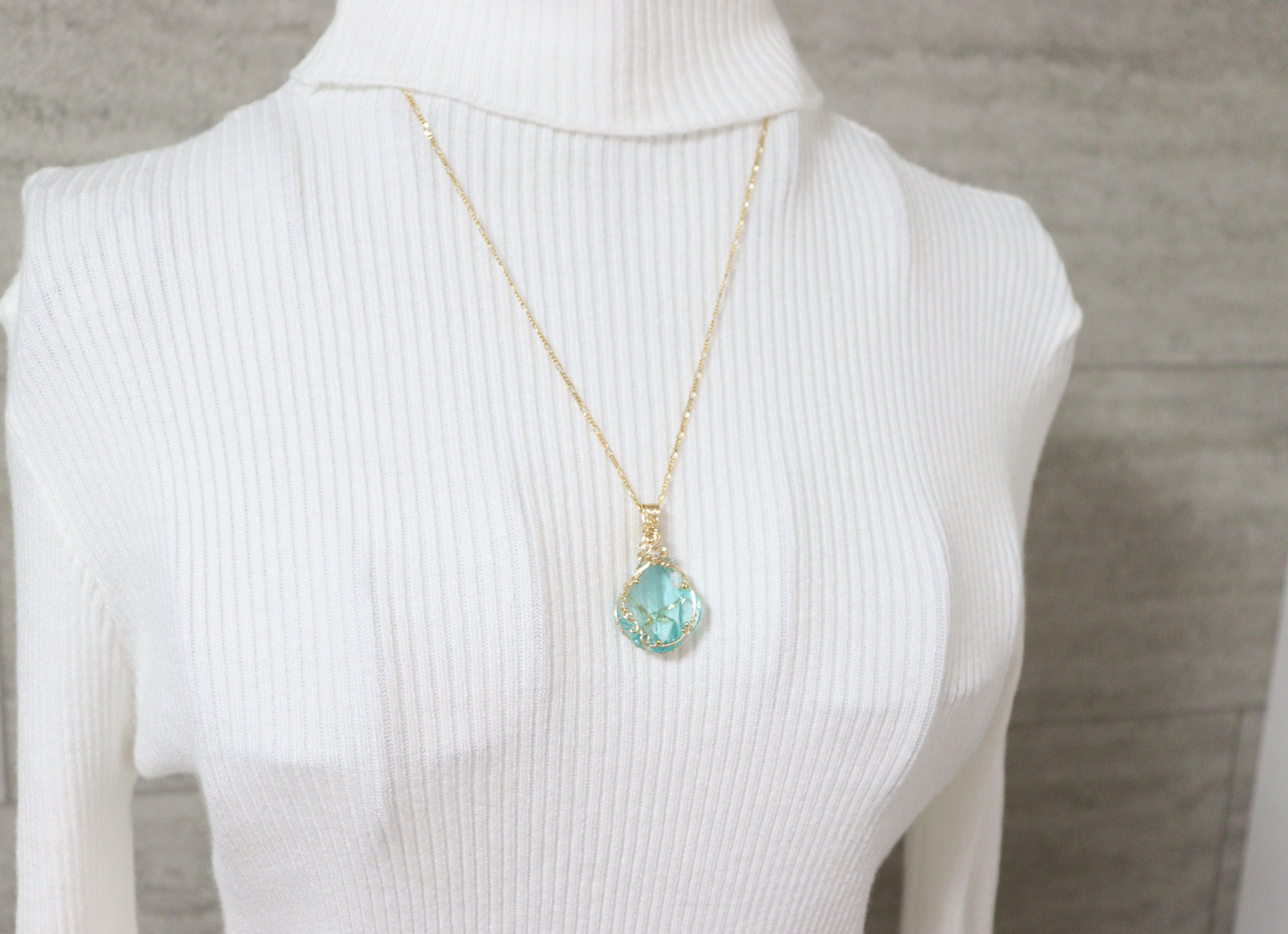 シアンエンジェル︎︎︎︎⟡アンダラクリスタルのワイヤージュエリーネックレス︎︎⟡フラワーモチーフペンダント