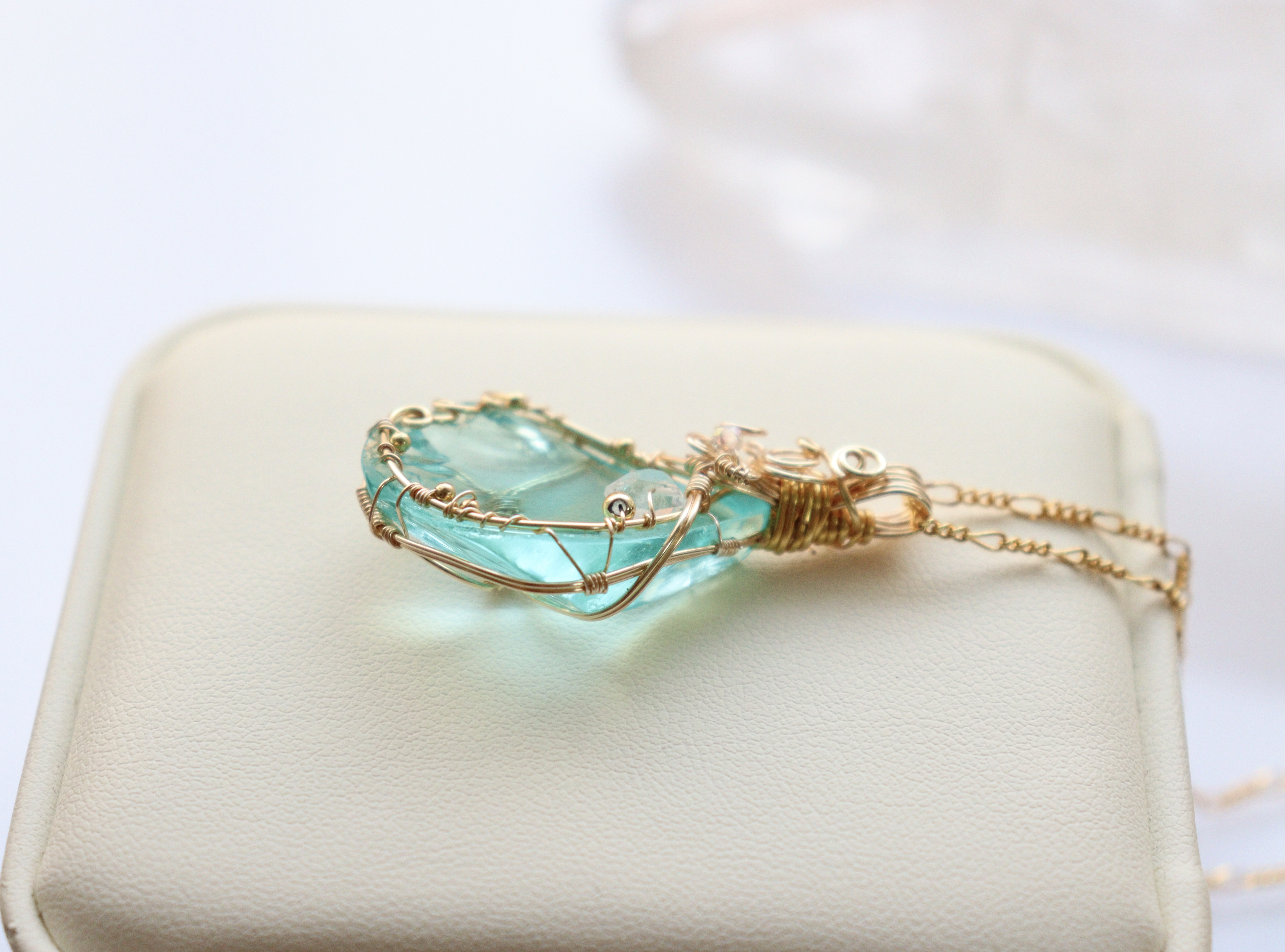 シアンエンジェル︎︎︎︎⟡アンダラクリスタルのワイヤージュエリーネックレス︎︎⟡フラワーモチーフペンダント