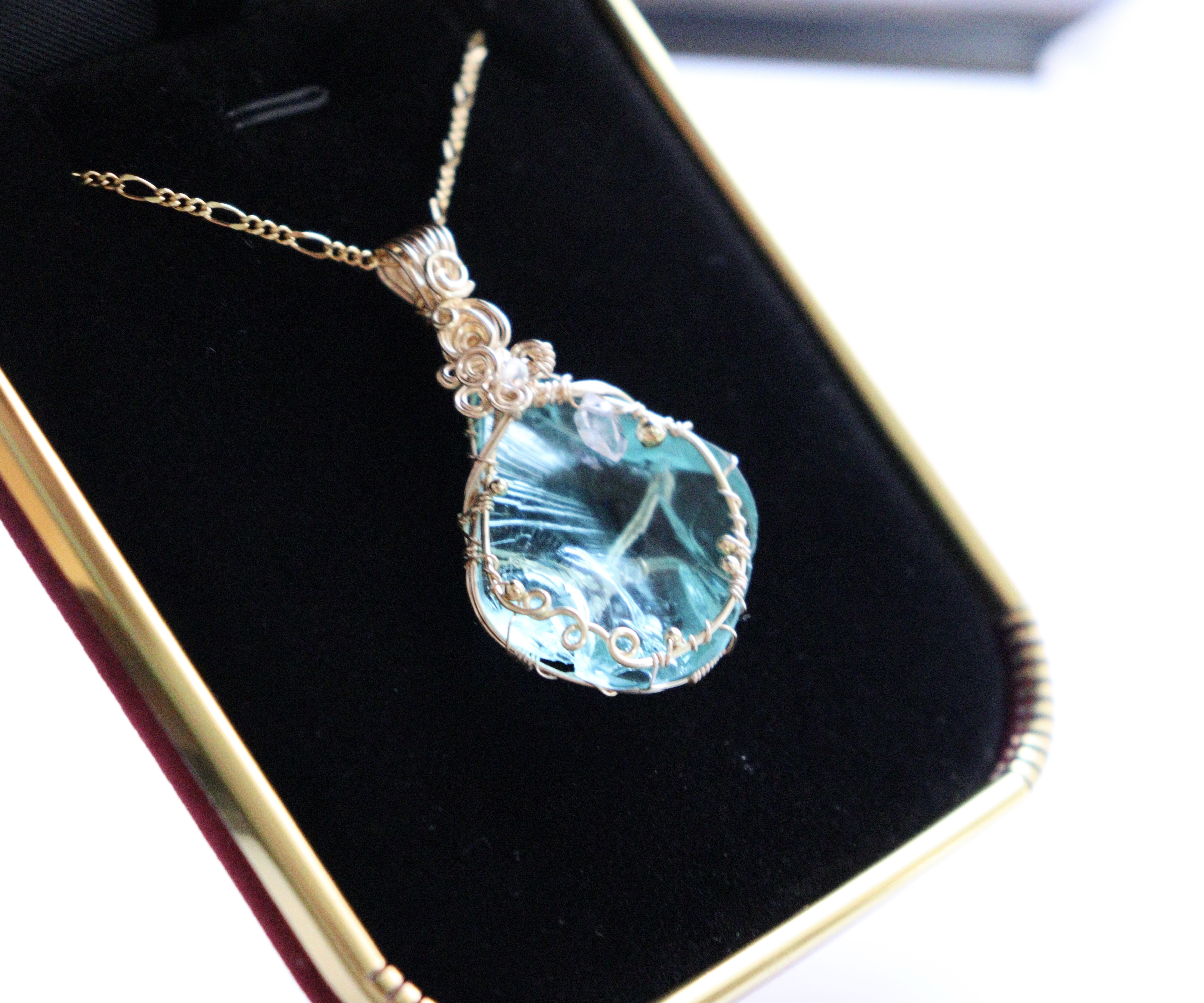 シアンエンジェル︎︎︎︎⟡アンダラクリスタルのワイヤージュエリーネックレス︎︎⟡フラワーモチーフペンダント