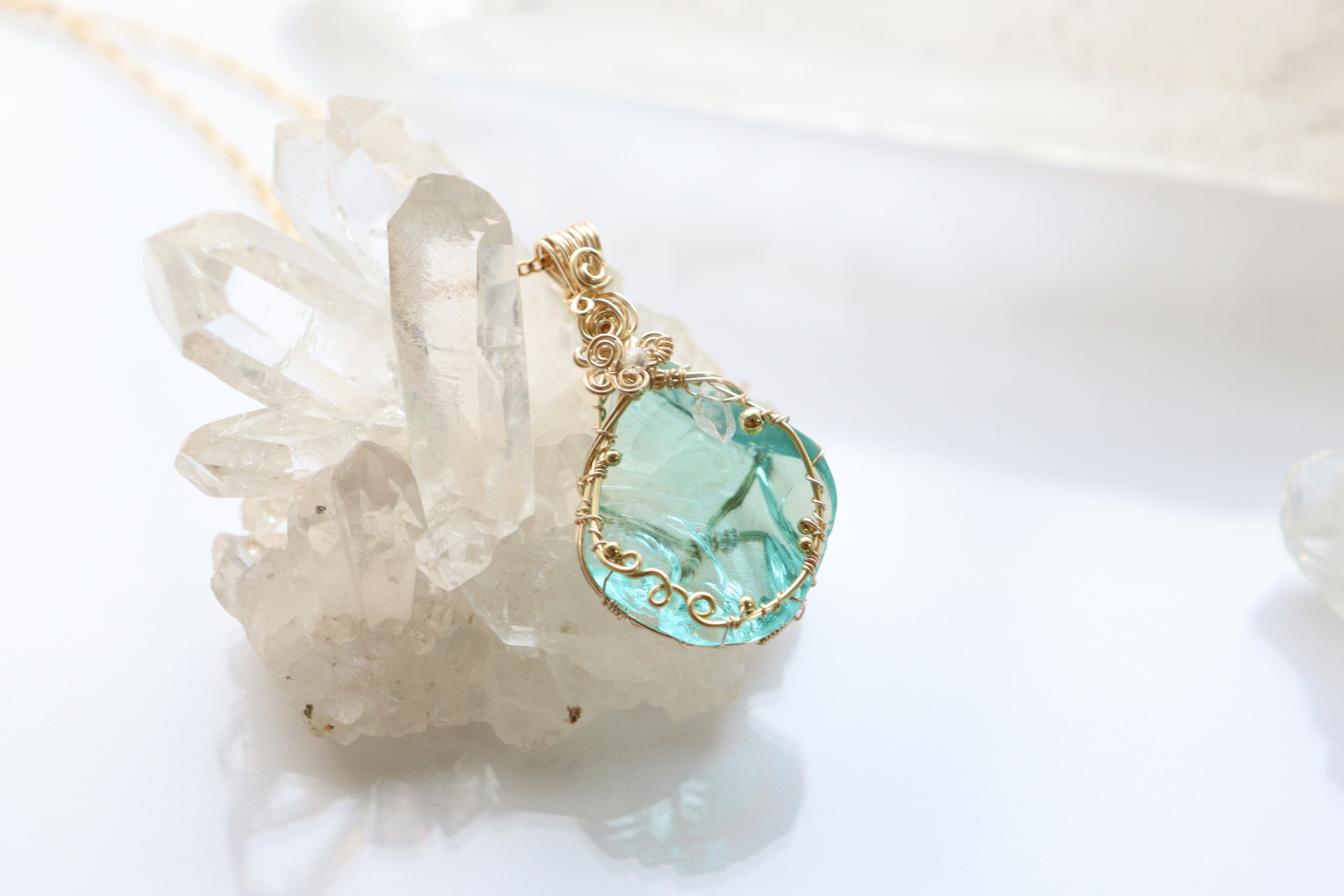 シアンエンジェル︎︎︎︎⟡アンダラクリスタルのワイヤージュエリーネックレス︎︎⟡フラワーモチーフペンダント