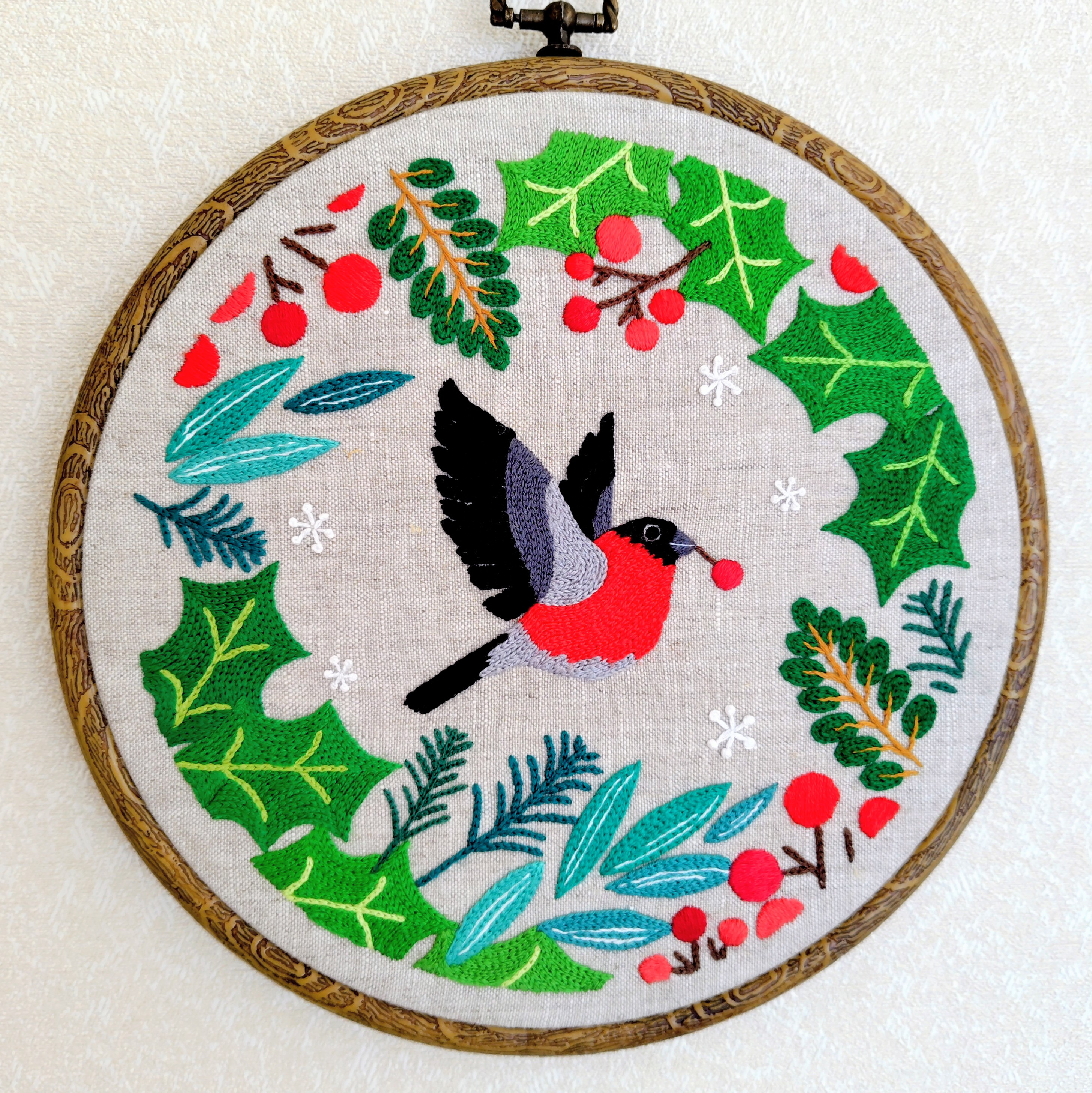 ベニバラウソのフレーム入り刺繍(フレームサイズ21.7cm)