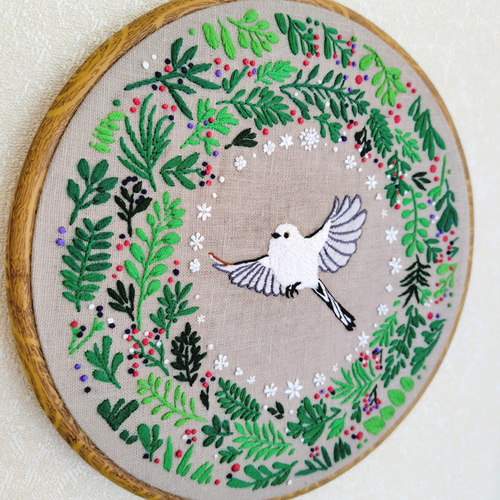 シマエナガのフレーム入り刺繍(フレームサイズ21.7cm) タペストリー