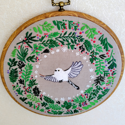 シマエナガのフレーム入り刺繍(フレームサイズ21.7cm) タペストリー