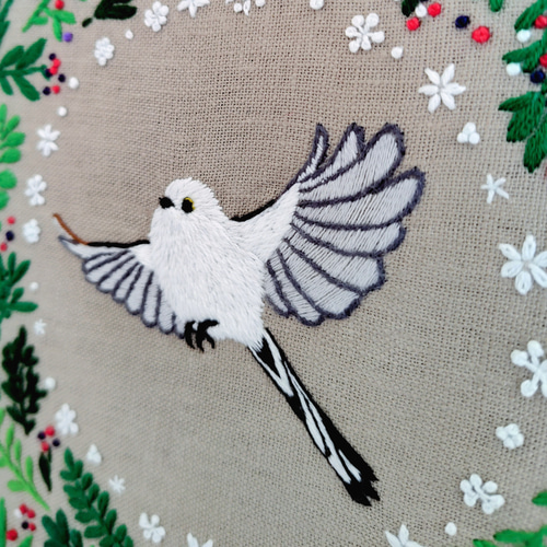 シマエナガのフレーム入り刺繍(フレームサイズ21.7cm) タペストリー