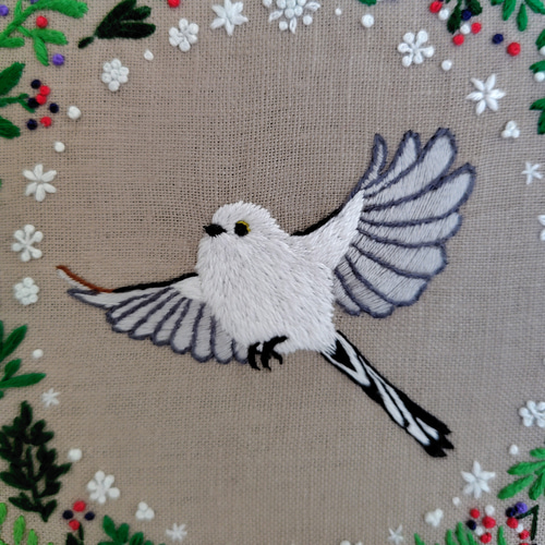 シマエナガのフレーム入り刺繍(フレームサイズ21.7cm) タペストリー