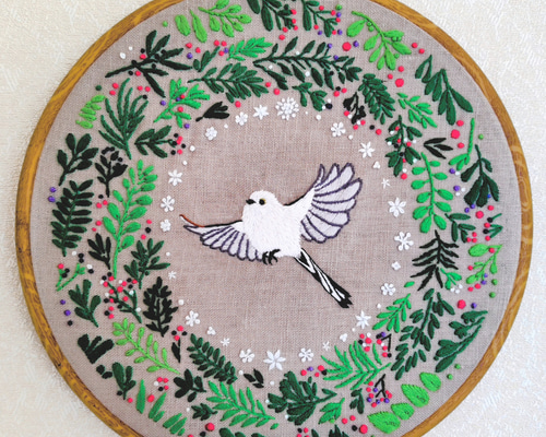 シマエナガのフレーム入り刺繍(フレームサイズ21.7cm) タペストリー