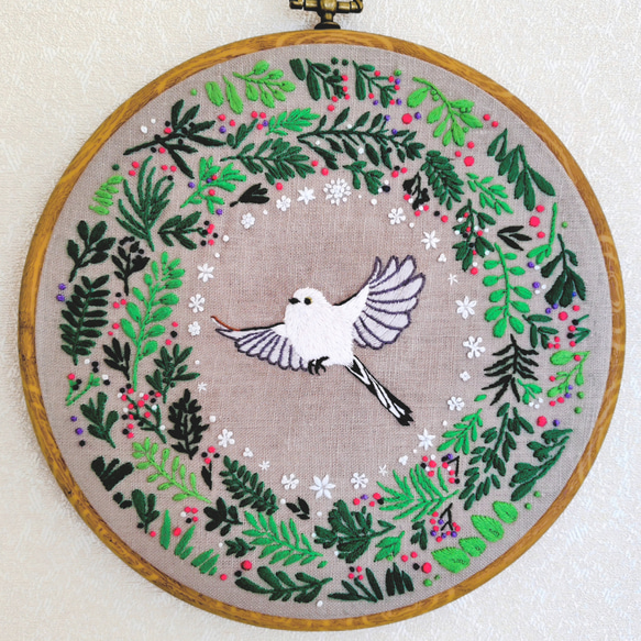 一点物｜手刺繍アート｜シマエナガのリアル刺繍（ガラスフレーム入り） シマエナガのフレーム入り刺繍(フレームサイズ21.7cm) タペストリー