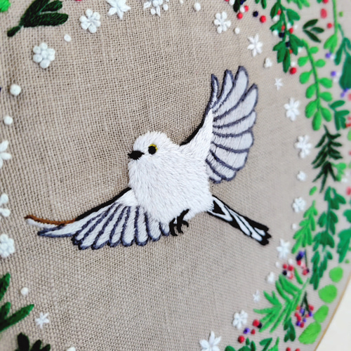 シマエナガのフレーム入り刺繍(フレームサイズ21.7cm) タペストリー