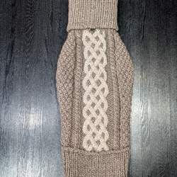 犬服♪中型犬ウィペット用の２色使いアラン模様のタートルネック手編みセーター(リード通し穴有り) 4枚目の画像