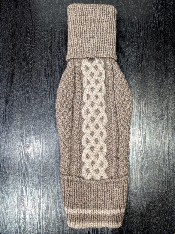 犬服♪中型犬ウィペット用の２色使いアラン模様のタートルネック手編みセーター(リード通し穴有り) 4枚目の画像