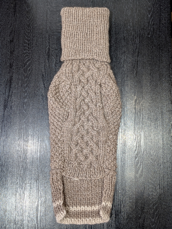 犬服♪中型犬ウィペット用の２色使いアラン模様のタートルネック手編みセーター(リード通し穴有り) 5枚目の画像