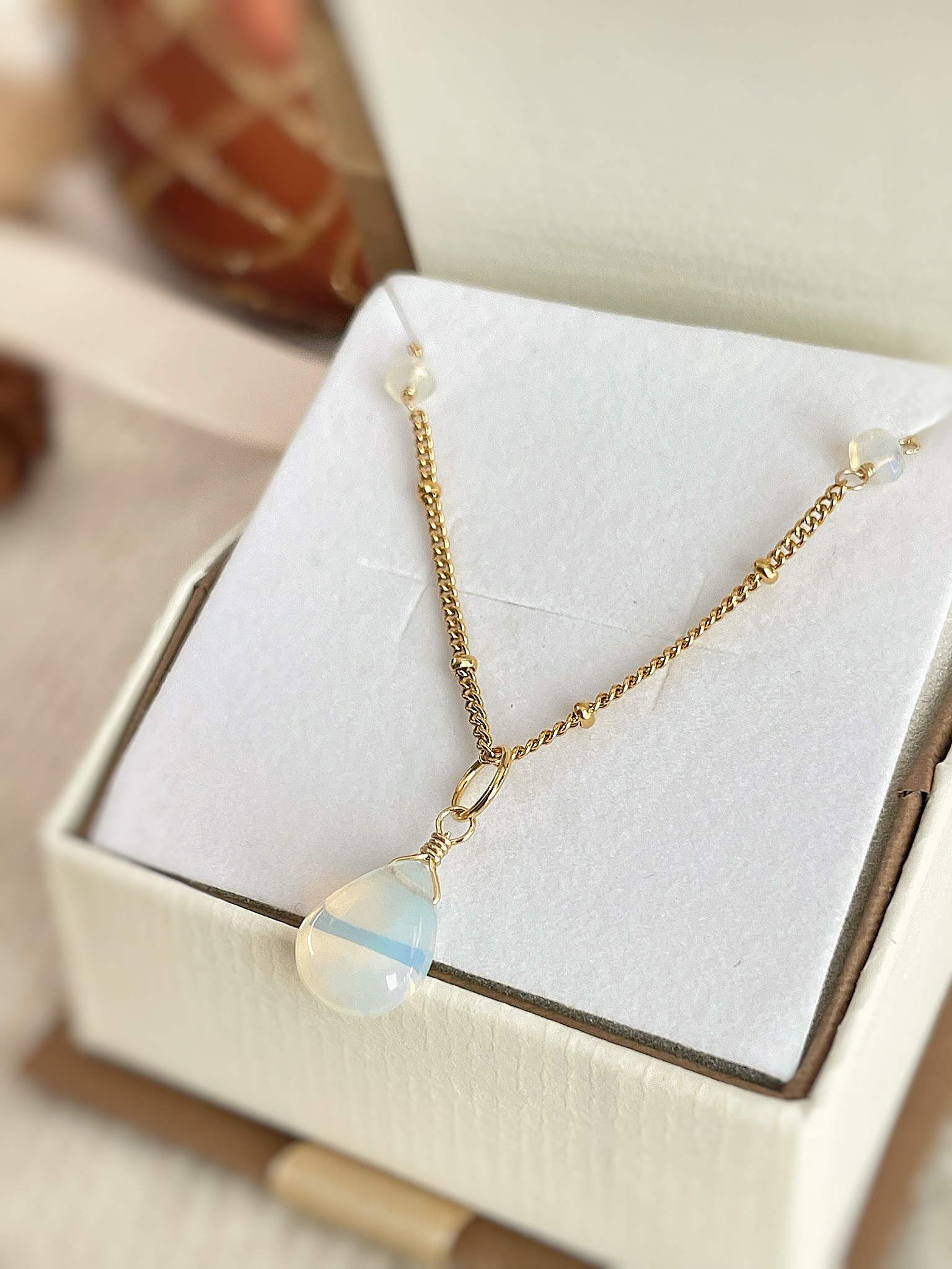 〈10月誕生石〉オパールの天然石ネックレス｜誕生日プレゼント・ギフトに