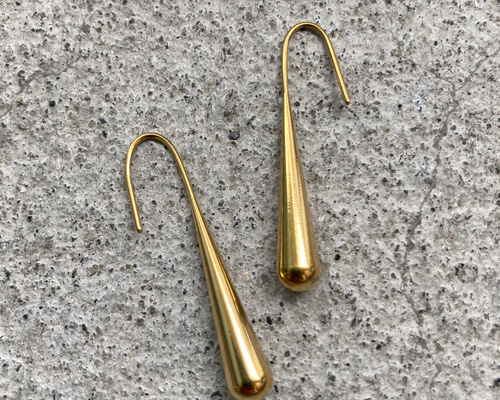 ステンレス製 コンテンポラリーなゴールドピアス ピアス（フック