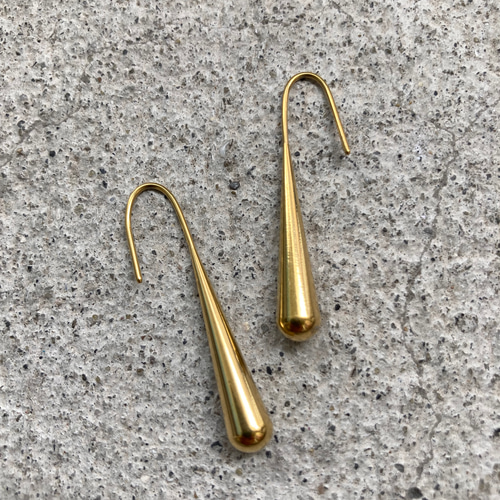 ステンレス製 コンテンポラリーなゴールドピアス ピアス（フック