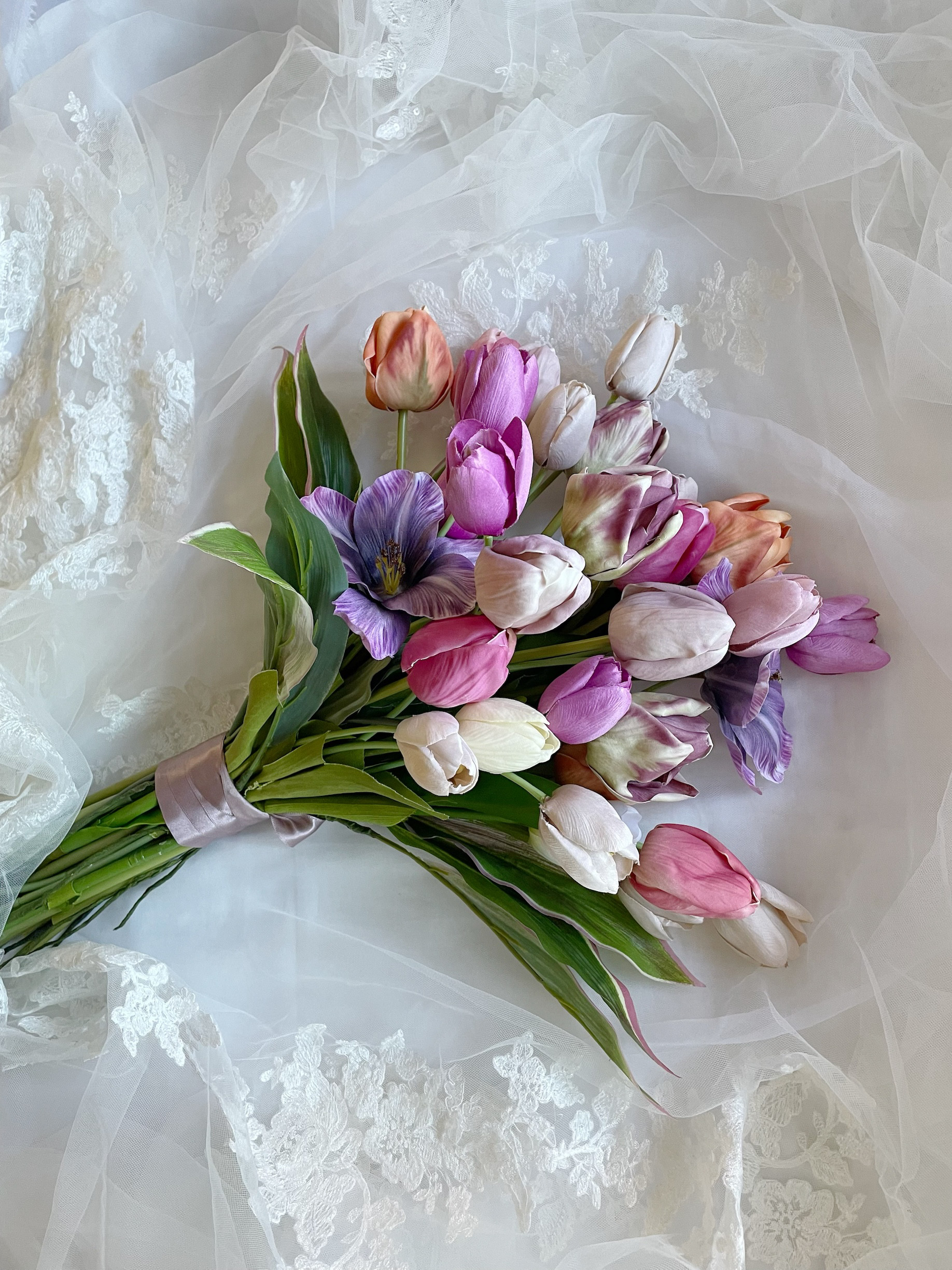 チューリップブーケ、アンティーク色のお洒落ブーケ、ブートニア付きブーケ