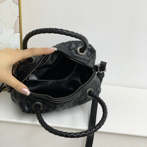 本革 ショルダーバッグ ポシェット 編み込み 黒 ブラック ◇本革レザー◇編み込み◇男女兼用◇新作◇ボディバッグ◇ブラック