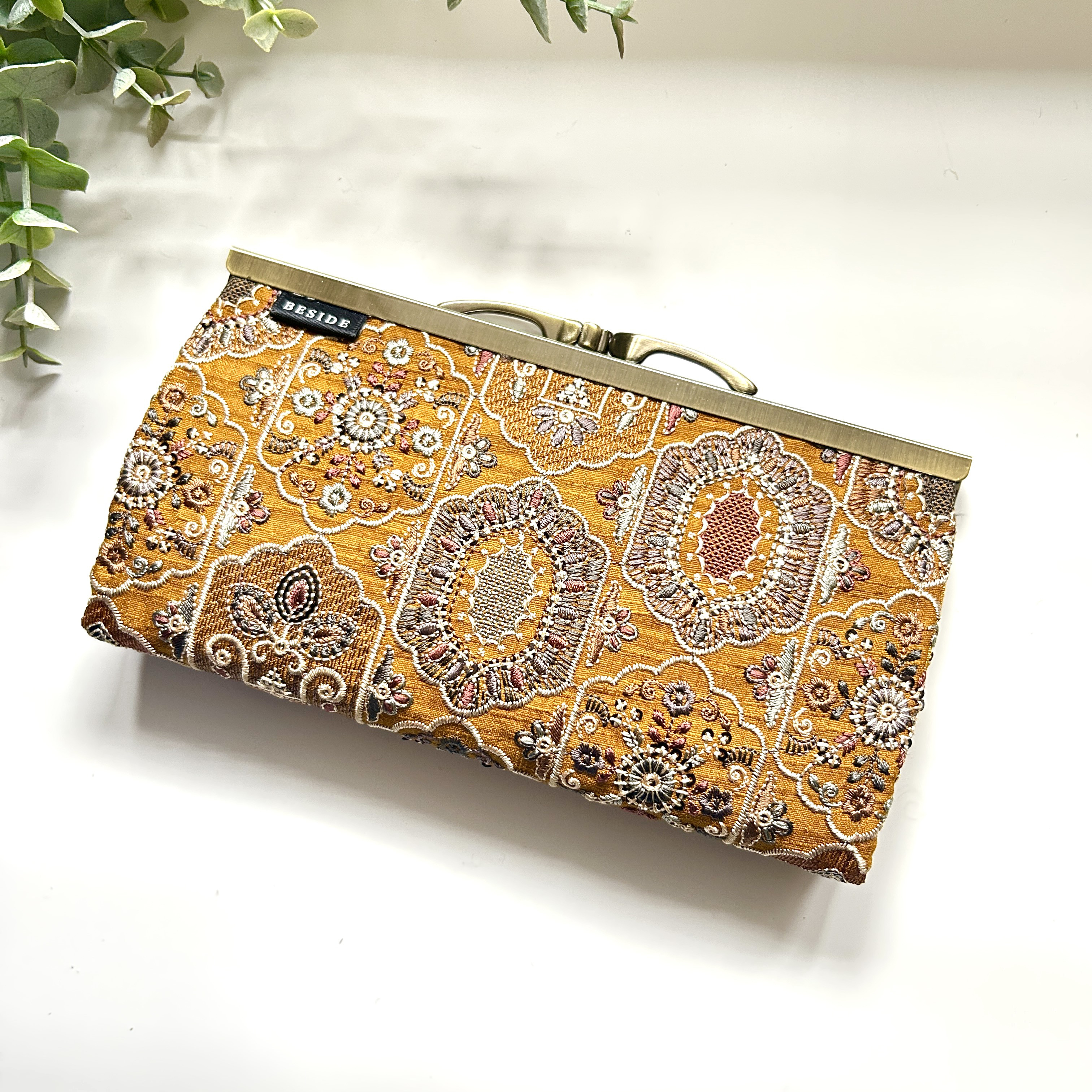 マーガレット　インド刺繍のがま口財布　コンパクト・カード収納・華やか　長財布