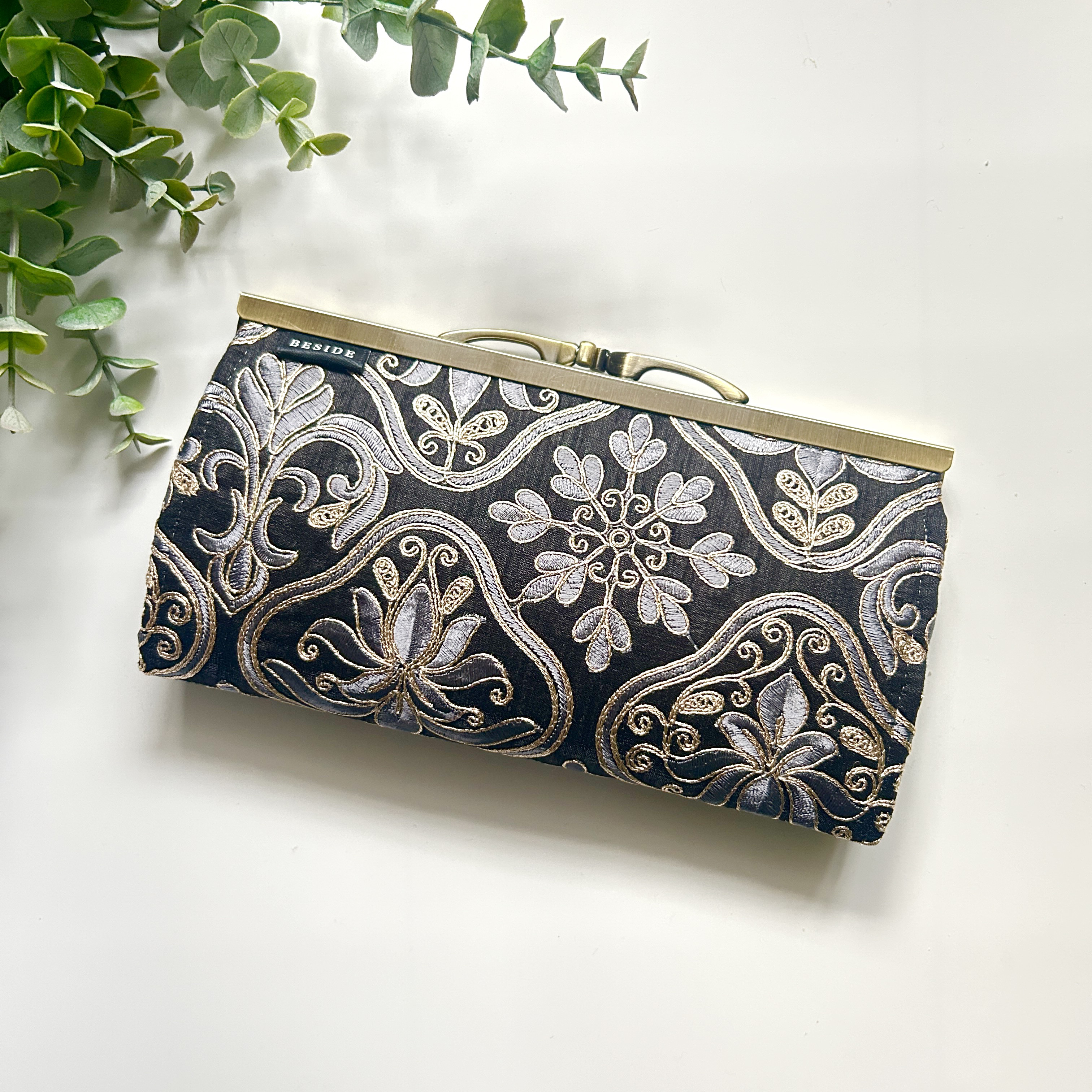 アンティークリーフ　インド刺繍のがま口財布　コンパクト・カード収納・華やか　長財布