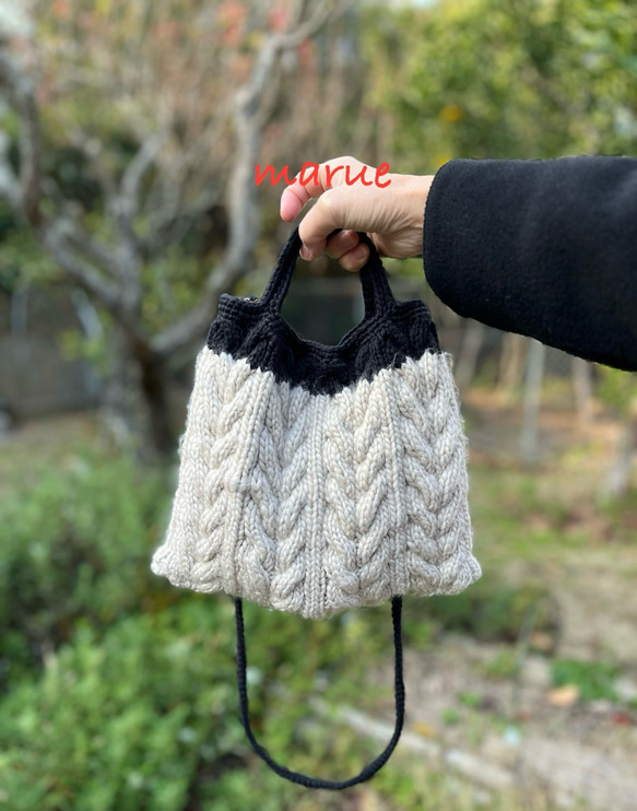 ハンドメイド　手編みニットバッグ　カバン　ショルダーバッグ ニットバッグ ショルダーバッグ 縄編み オフホワイトカラー トート