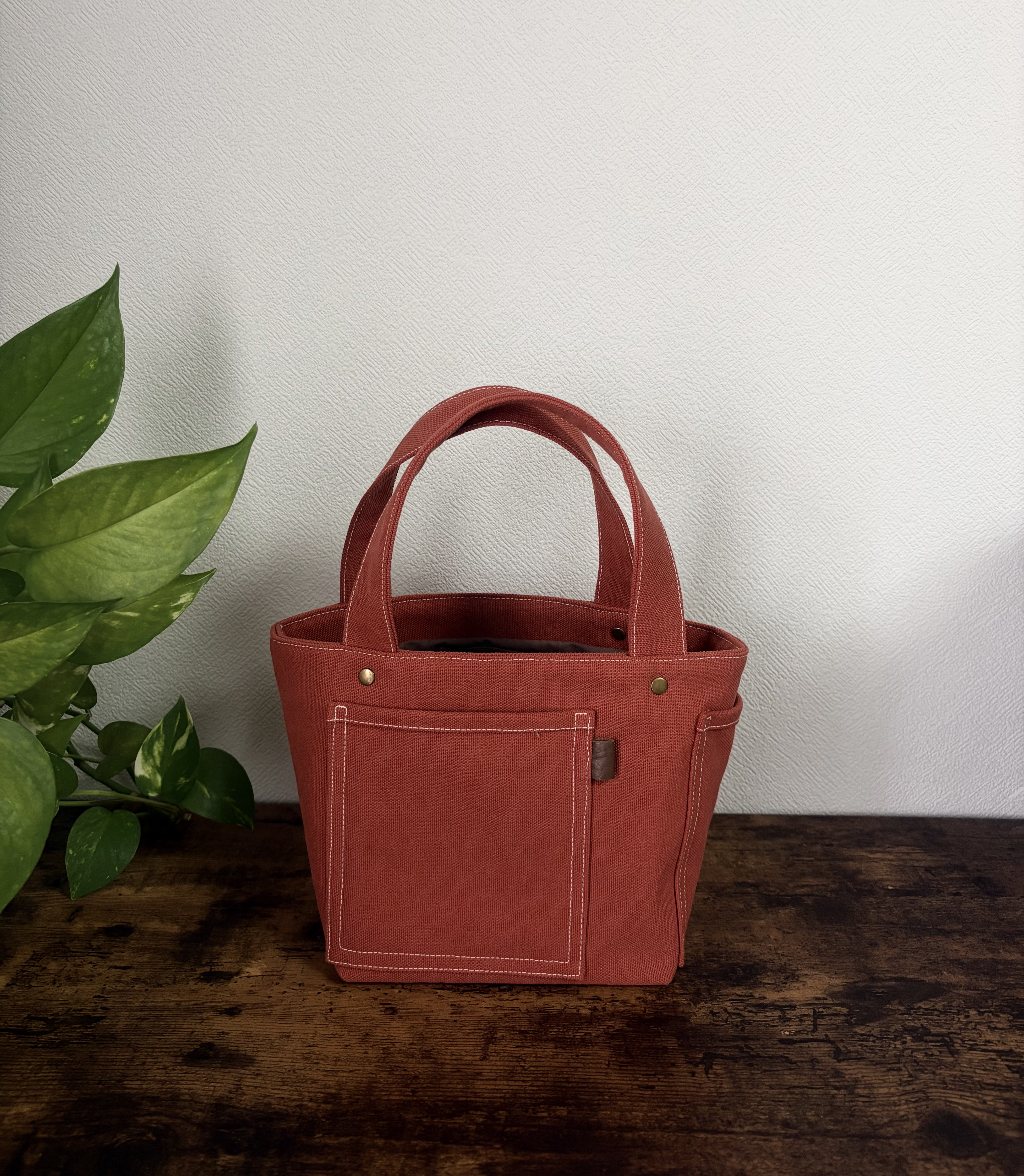 富士金梅8号帆布のポケットいっぱいミニトートバッグ　仕切りポケット　レンガ色　毎日使いにちょうどいいサイズ　自立タイプ