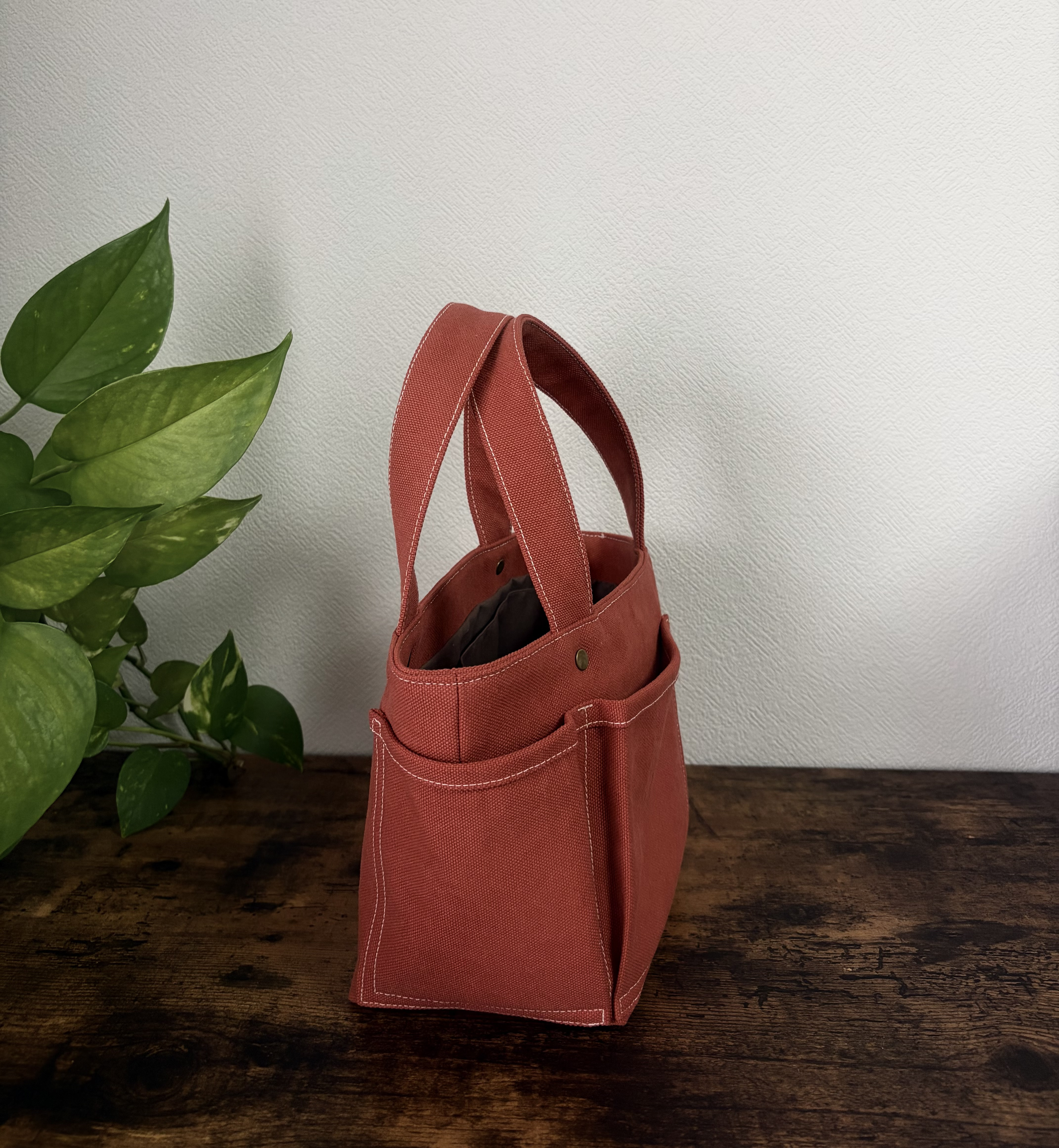 富士金梅8号帆布のポケットいっぱいミニトートバッグ　仕切りポケット　レンガ色　毎日使いにちょうどいいサイズ　自立タイプ