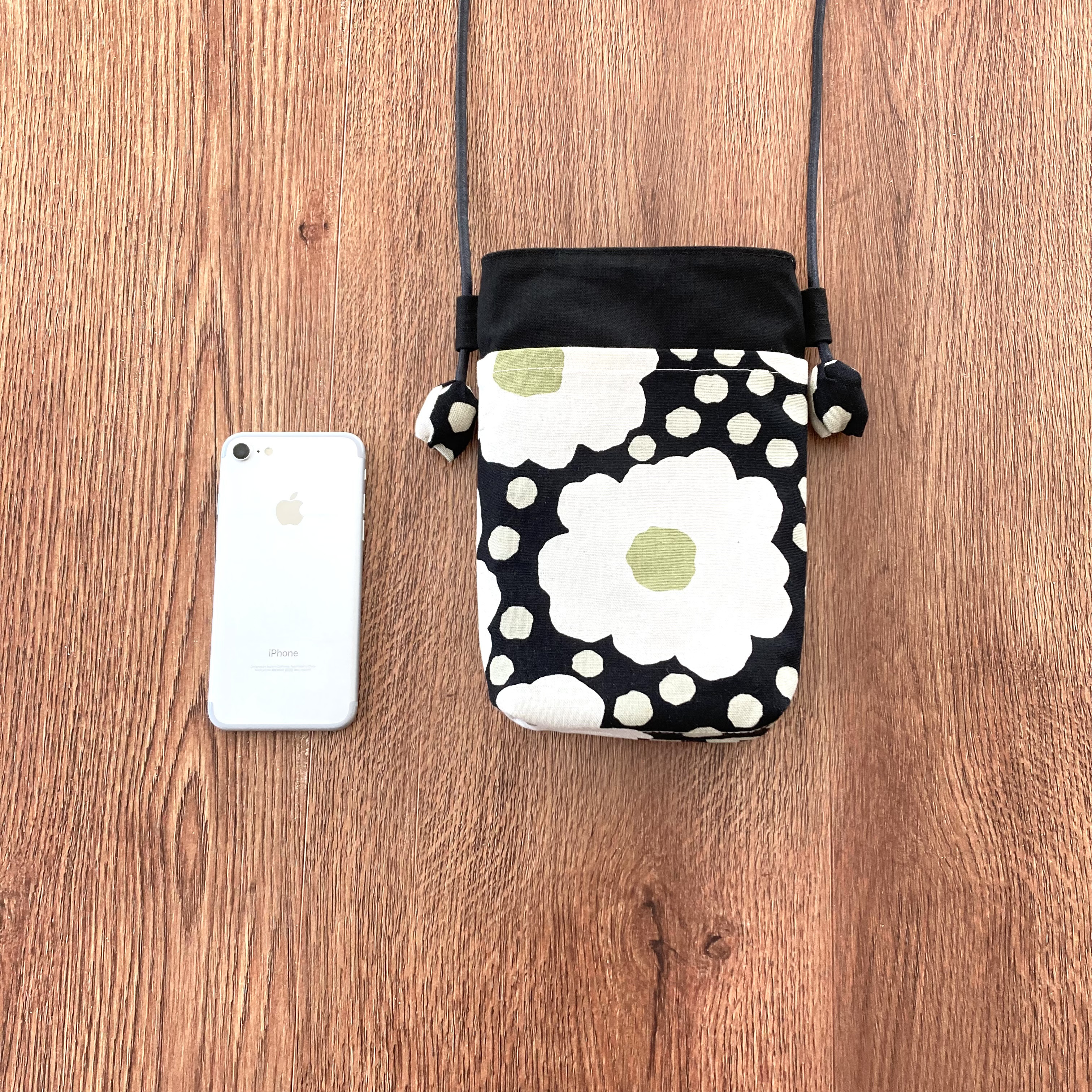 ちょっと大きめＬサイズ　冬限定★大きな花柄と水玉模様の布製スマホポシェット［ブラック］毎日のお出かけのおともに