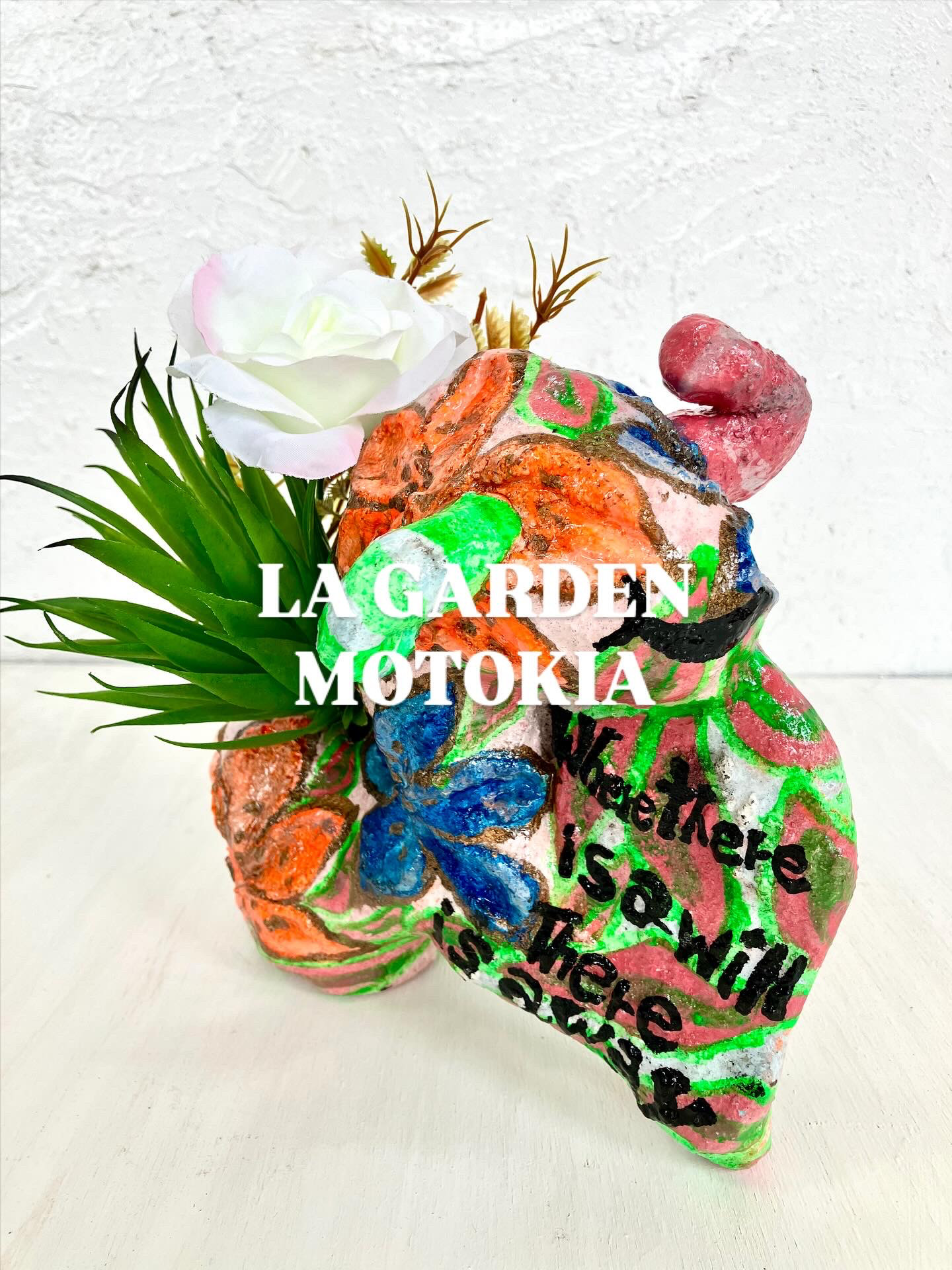 カラフルいも虫　オブジェ　カラー　　オブジェ手作り　セメント　かわいい　カラフル