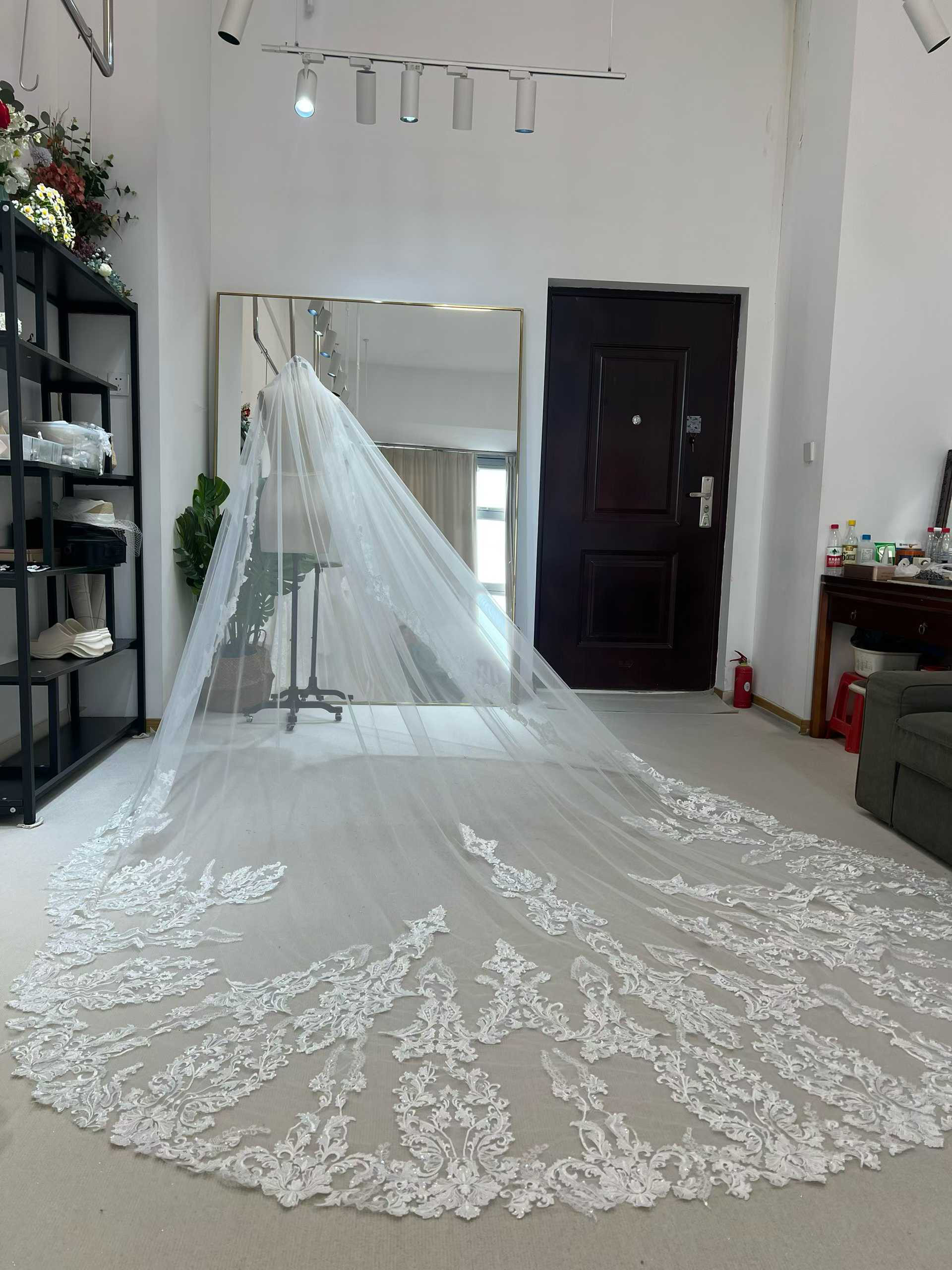 送料無料！ロングベール 魅惑の花レース シアーな美しさ 華やかなトレーン ロングトレーン オフホワイト 花嫁 結婚式