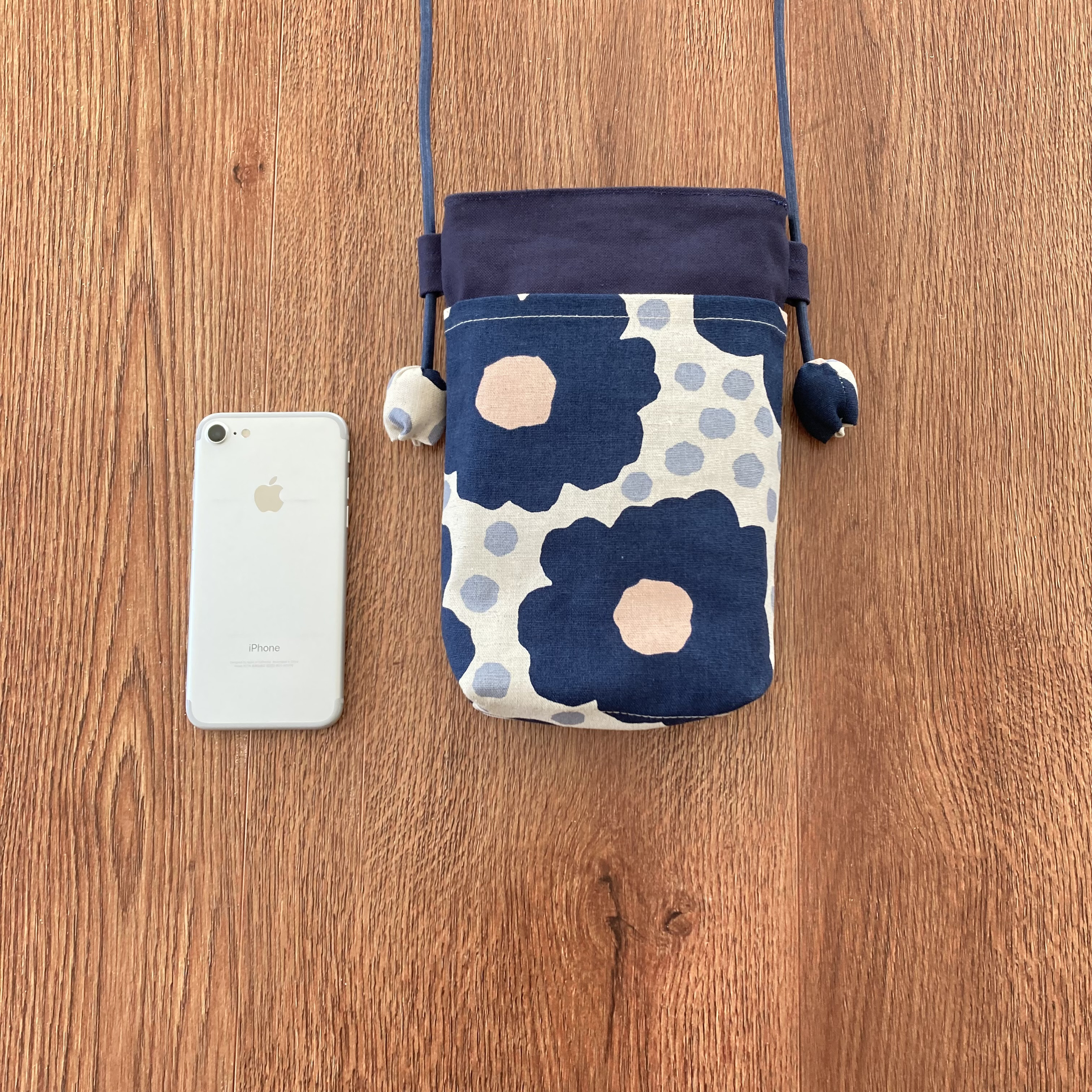 ちょっと大きめＬサイズ　冬限定★大きな花柄と水玉模様の布製スマホポシェット［ネイビー］毎日のお出かけのおともに