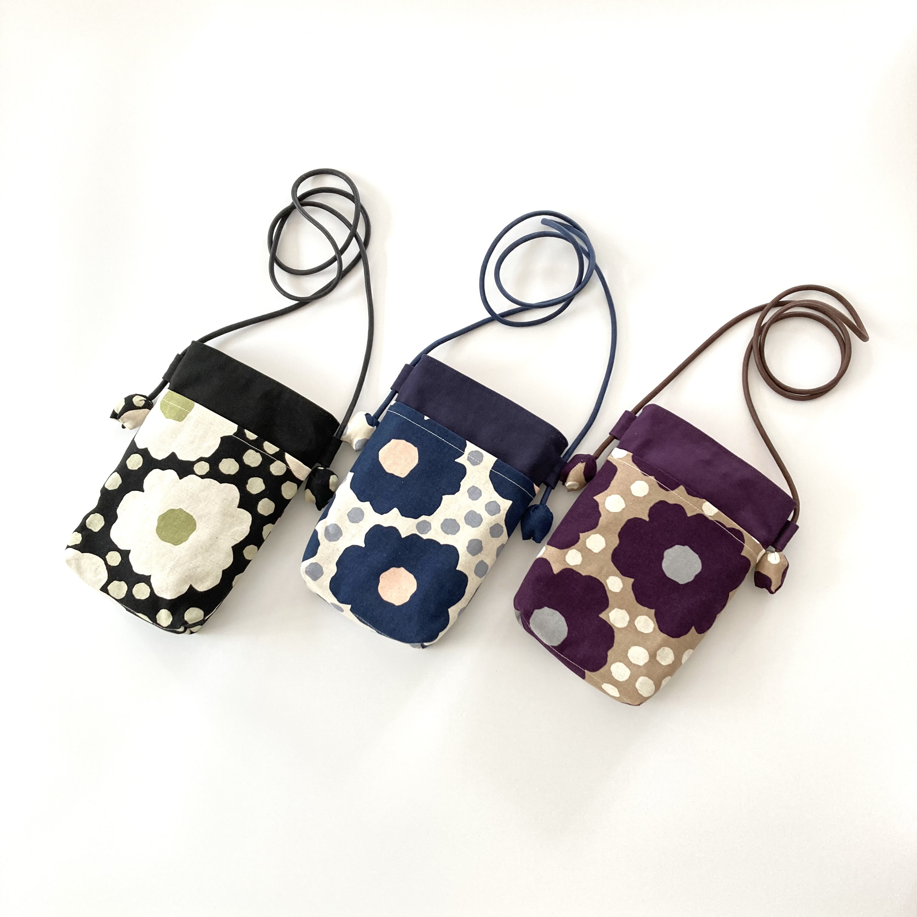 ちょっと大きめＬサイズ　冬限定★大きな花柄と水玉模様の布製スマホポシェット［ネイビー］毎日のお出かけのおともに